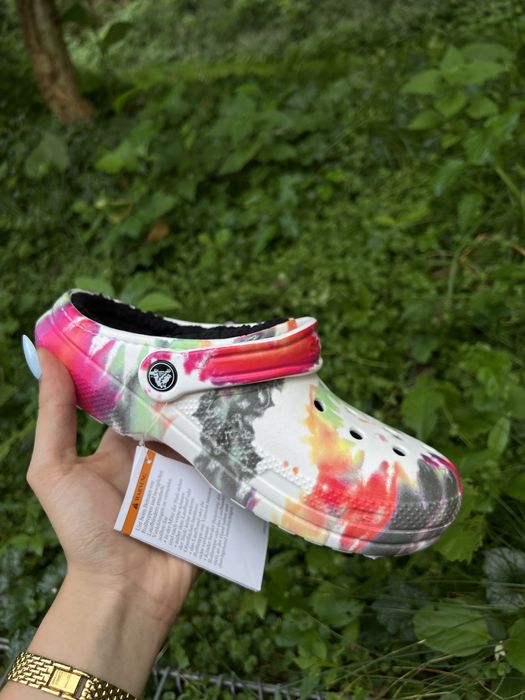 Crocs нові оригінальні крокси tie dye з хутром тапочки утепленні lined