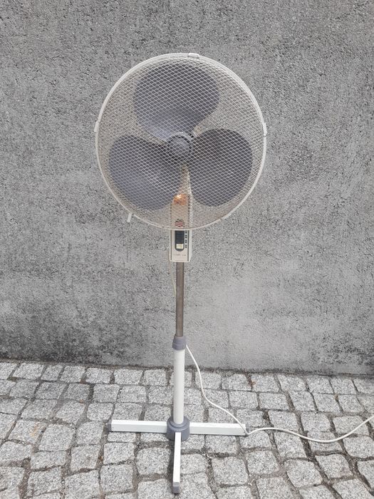 Ventoinha Eléctrica com Tripé