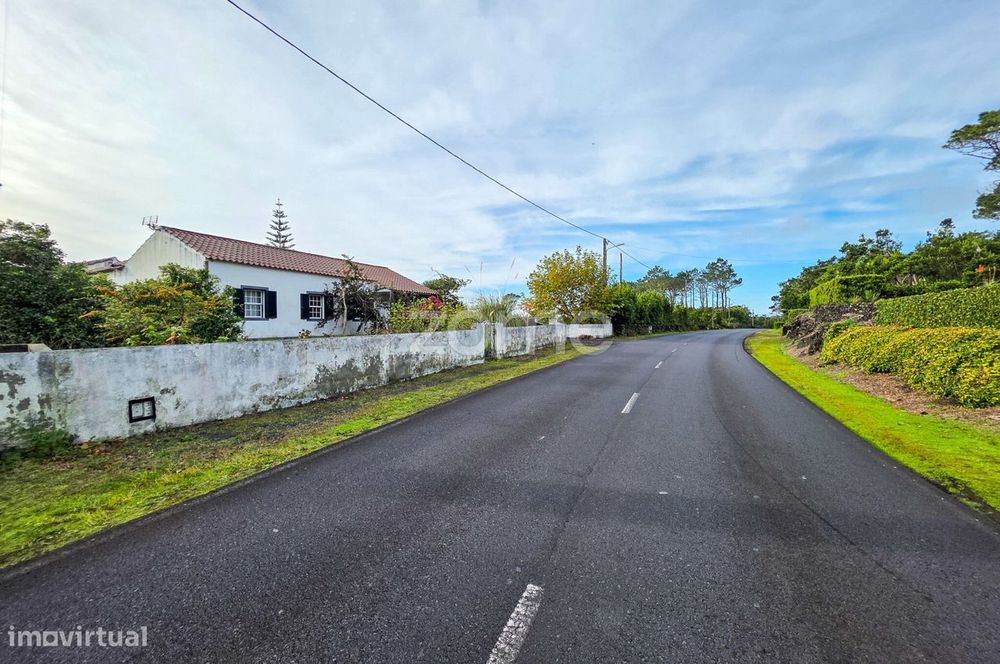 Moradia T4 implantada num terreno urbano com 3.064