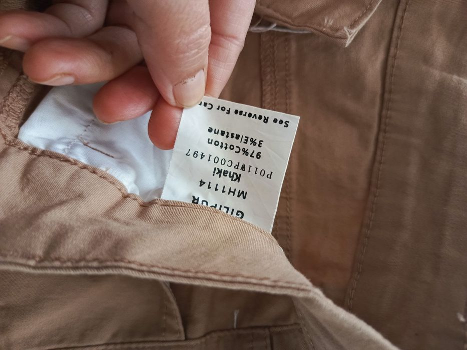 Sweter z broszka. Moda włoska.