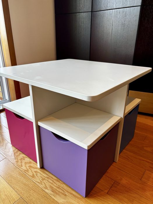 Mesa de criança c/bancos coloridos