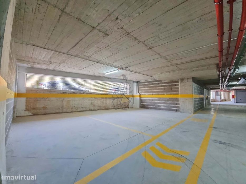 Garagens Box à Venda em Portimão — de 16 m² a 28 m², entre a estação d