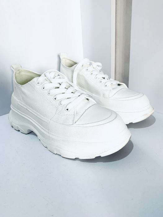 Білі жіночі кросівки на платформі