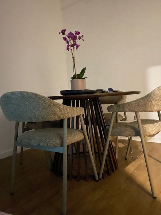 Mesa de jantar e cadeiras