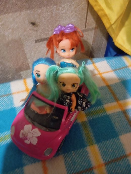 Машинка и три маленьких куколки