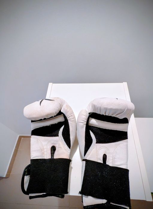 Luvas de boxe brancas