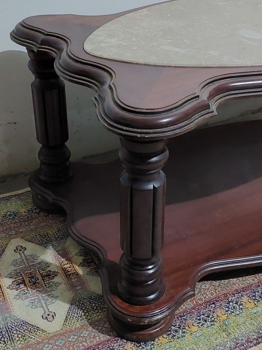 Mesa em madeira com tampo em pedra