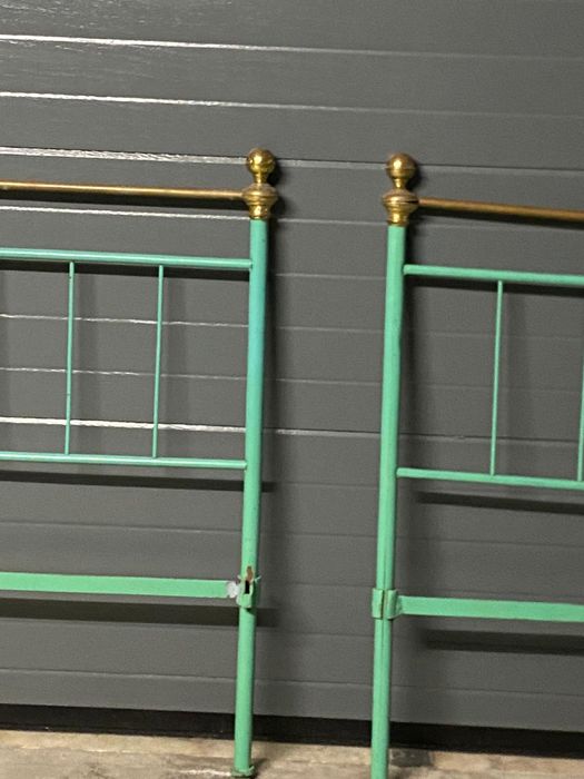 Cama de ferro antiga