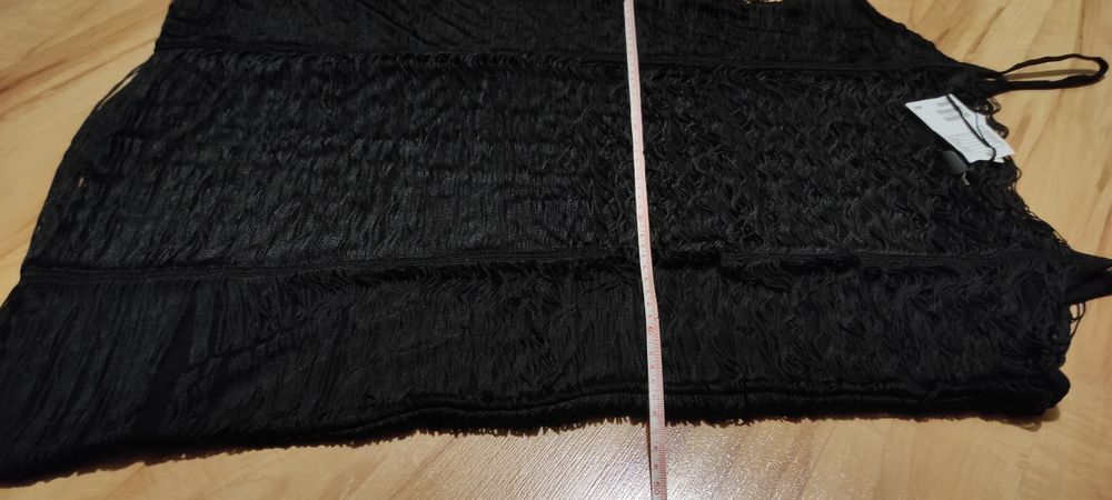 Mała czarna elastyczna i maskująca niedoskonałości