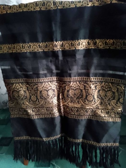 Шикарний фірмовий великий шарф чорний з золотою вишивкою ціна 450 грн