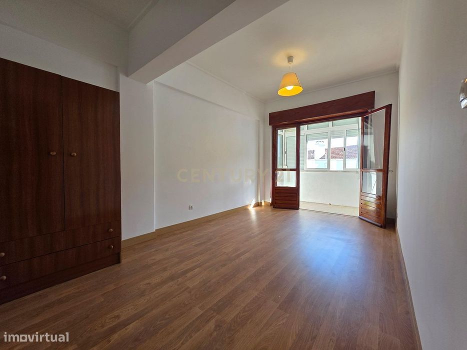T2  Cruz Quebrada | 71 M² | Junto Ao Jamor
