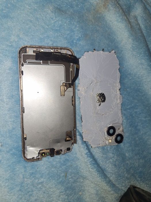 IPhone 14 na części