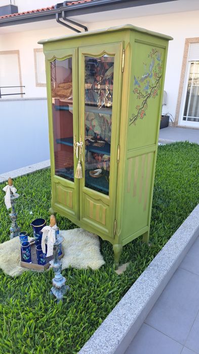 Vitrine verde, azul e pessego