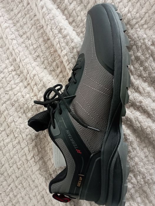 Продам нові кросівки  розмір 44  BAAS ploa