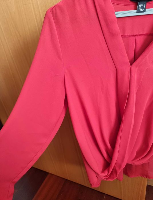Blusa vermelha Primark com detalhe cruzado à frente, tamanho 36