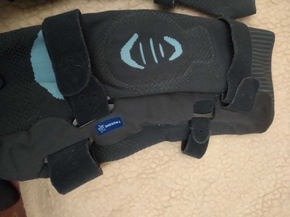 Ортез на колено с боковыми шарнирами Genu Ligaflex Thuasne Франция