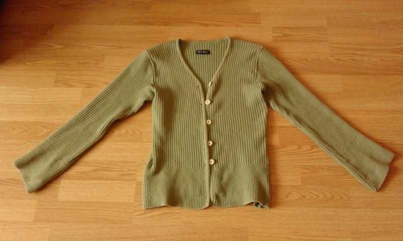 Sweter oliwkowy gruby na guziki