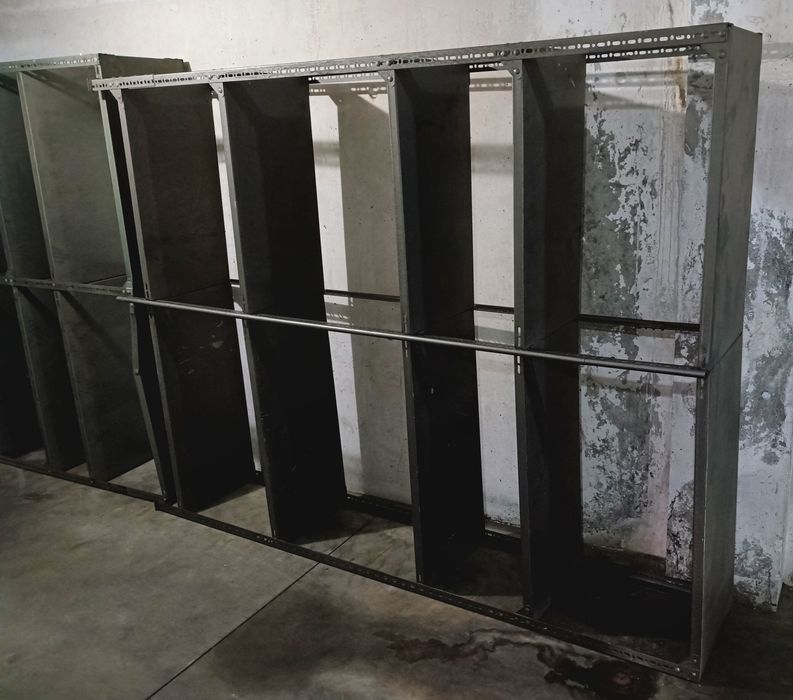 Estantaria, 2as estantes metálicas bem resistentes, medidas:
1—225/170