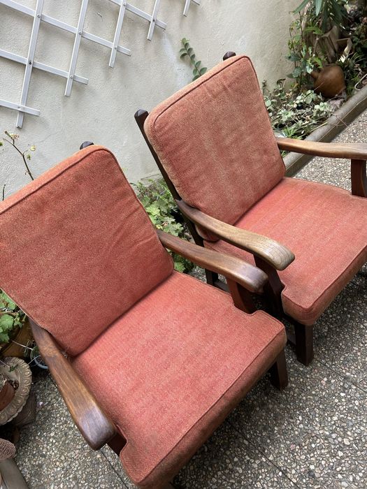 Cadeiroes com estofos