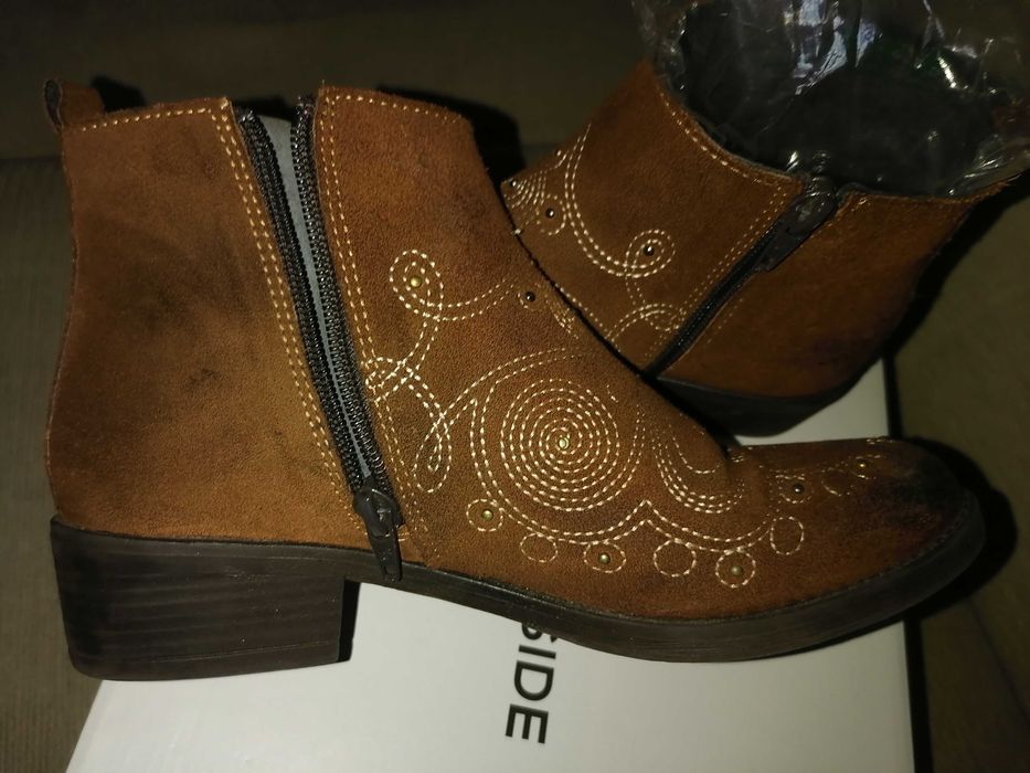 Botins rasos com bordados da Seaside