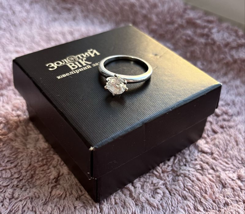 Срібла каблучка з цирконієм