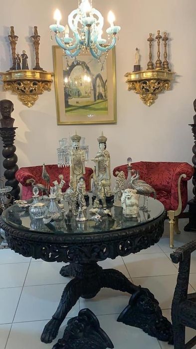 Cadeirões anos 40 de uma sala de musica de palacete