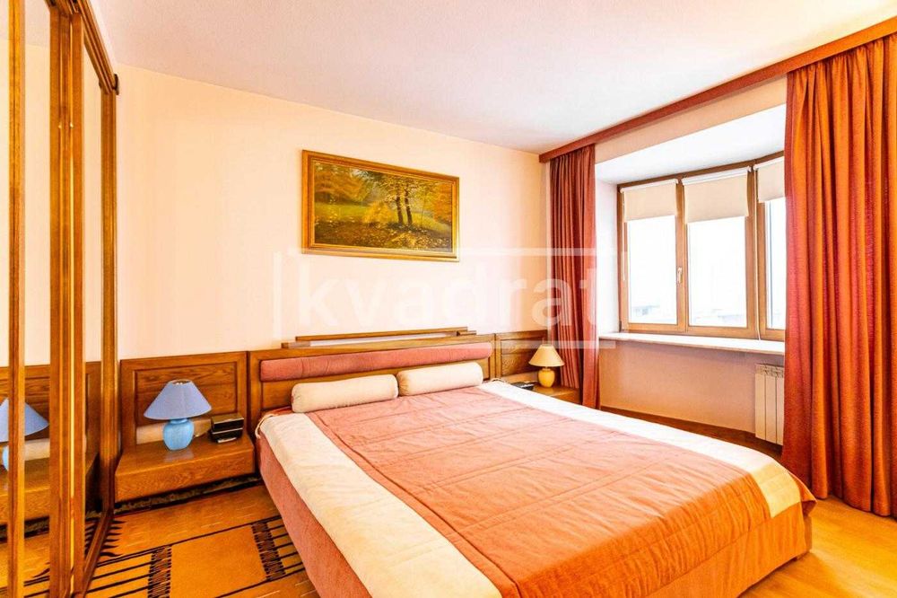 ТЕРМІНОВО ! Без комісії ВАМ % Продаж 3к квартири 120м2 вулиця Хрещатик 4 Шевченківський район центр міста Київ СВІТЛО НЕ ВИМИКАЮТЬ ТРЬОХСТОРОННІЙ ВИД