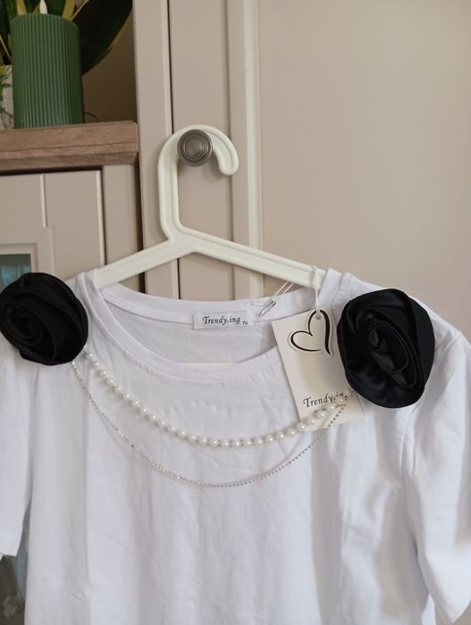 Bluzeczka biała nowa.Kwiat 3 D.Perełka.