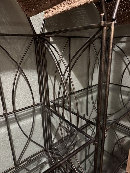 Estante vintage em ferro com prateleiras de vidro