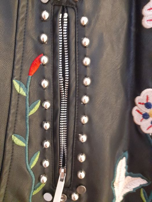 Casaco preto com flores bordadas