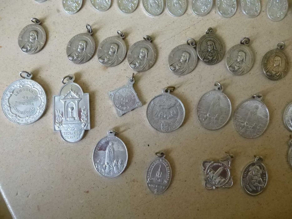 lote de medalhas e crucifixo