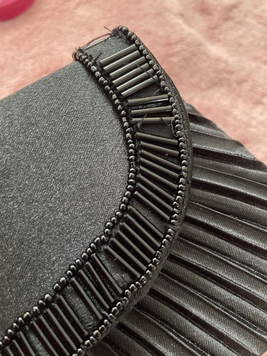 Elegancka czarna kopertówka