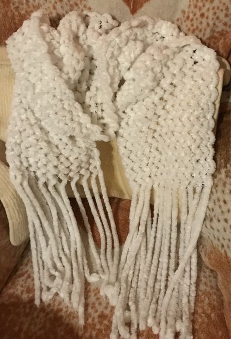 Biały szalik z frędzlami