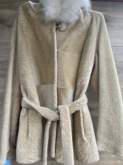 Кожушок з мутону-астрагану з поясом і опушкою з песця