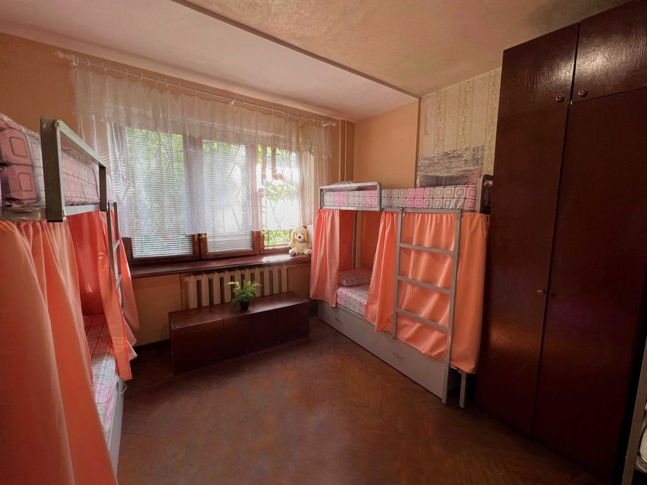 Хостел на первом этаже, метро Левобережная — койко-место 1500 грн/мес.