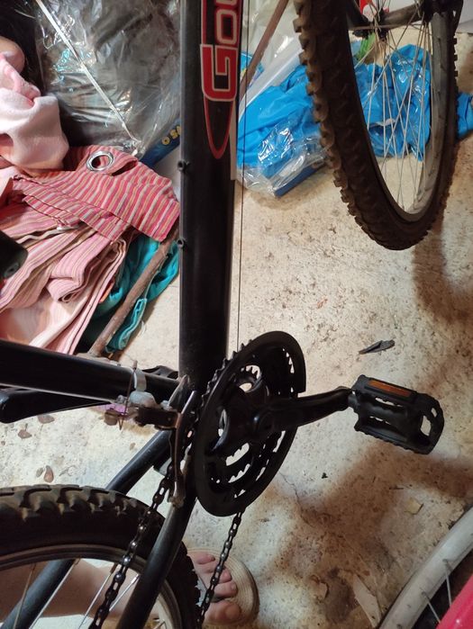 Bicicleta preta e vermelha