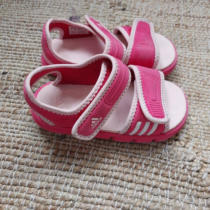 Sandałki Adidas w rozmiarze 25