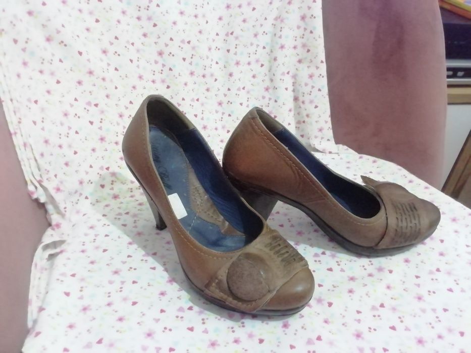 Sapatos Castanhos de salto médio