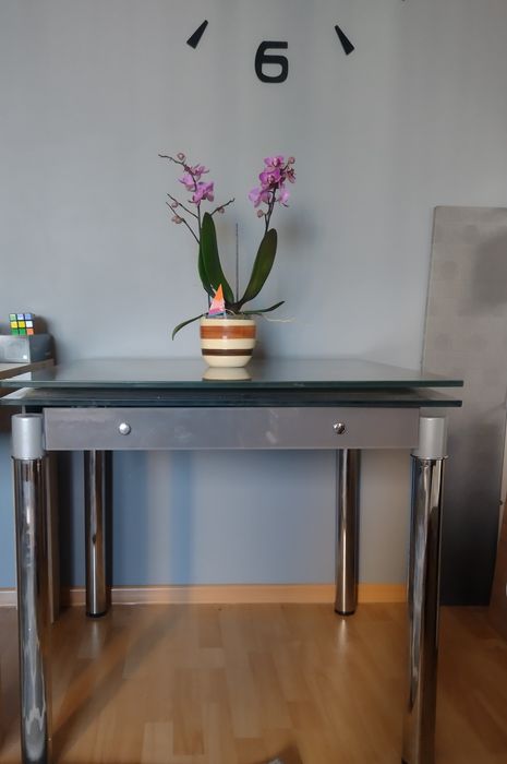 Szklany szary stół rozkładany