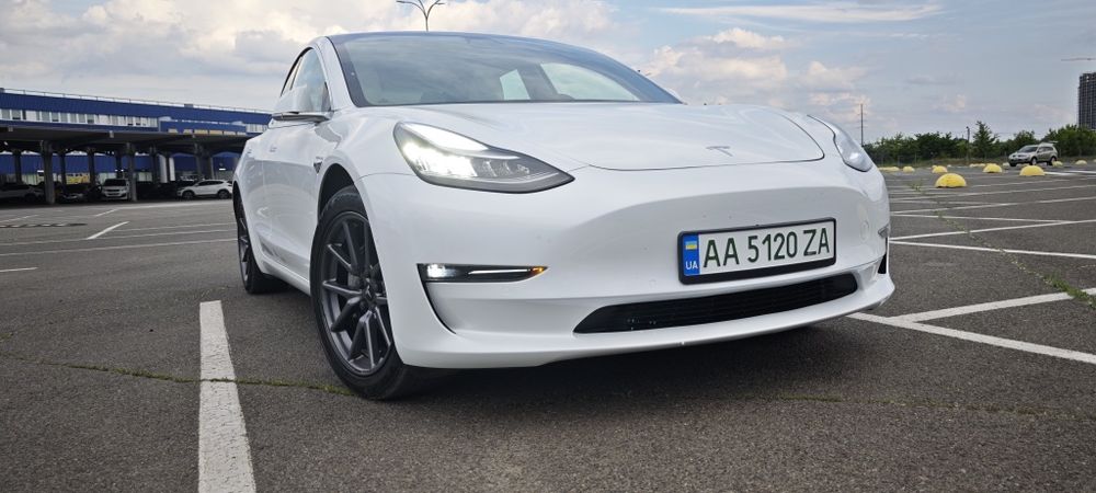 Tesla model 3 ідеал безпека ціла