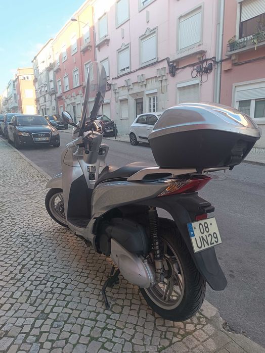 Honda SH300i – Muito bem estimada – 2 chaves