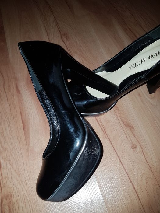 Czarne buty na obcasie