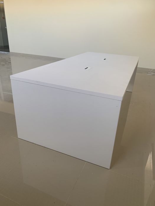 Стіл на 6 робочих місць з розетками