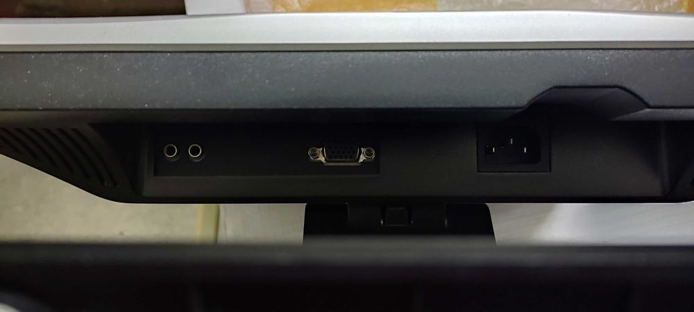 Monitor 17'' e teclado deluxe