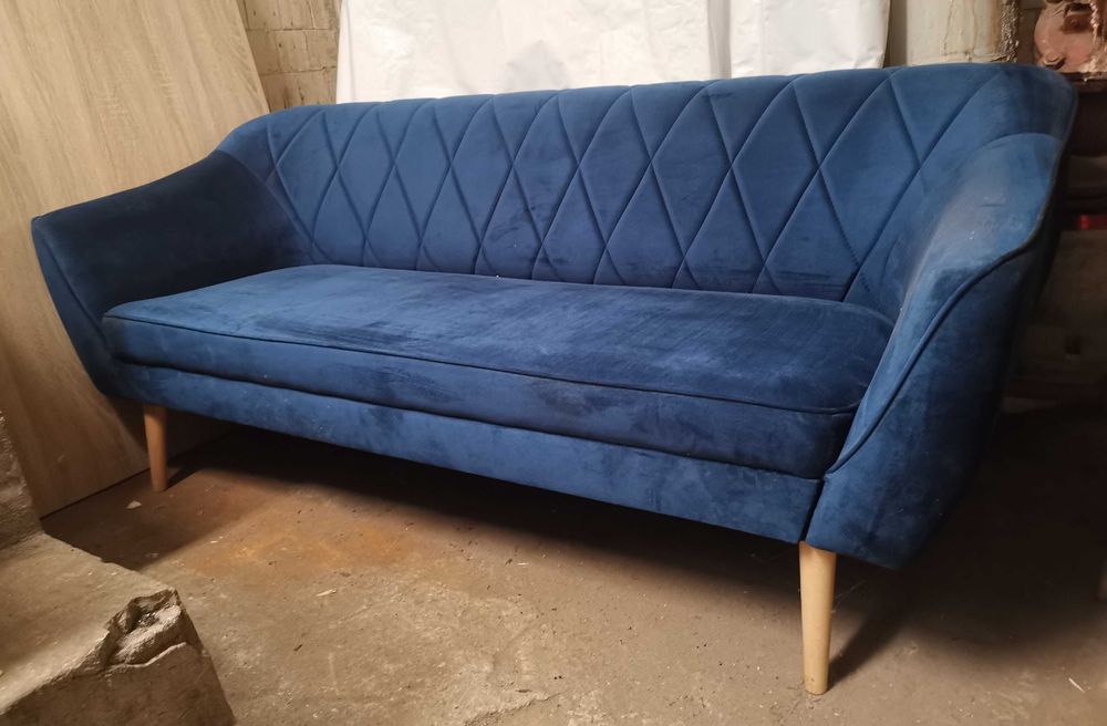 Sofa granatowa na drewnianych nogach