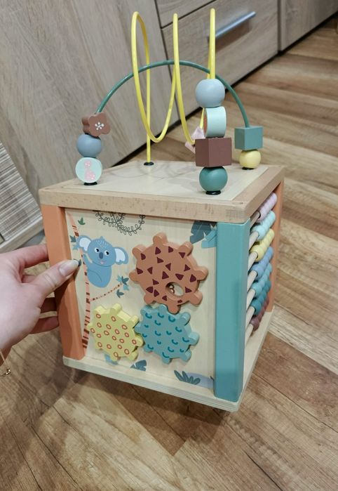 Zabawka manipulacyjna z sorterem