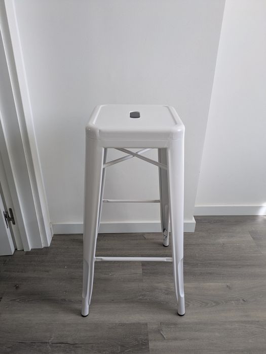 Bancos altos sklum empilháveis