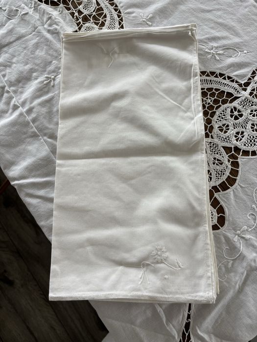 Toalha de mesa com bordado manual e renda de Bruxelas 300x170