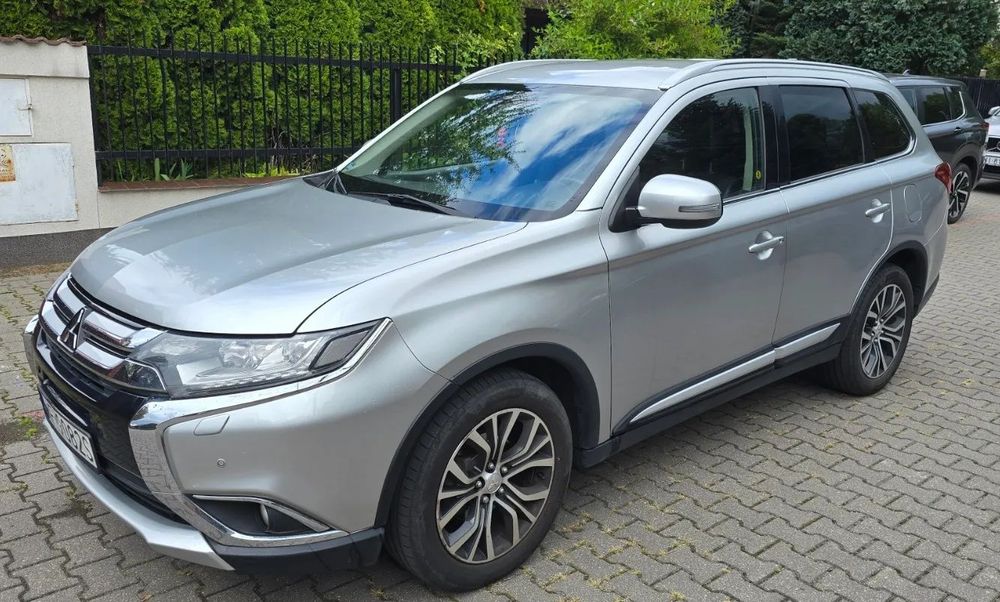 Mitsubishi Outlander Mitsubishi Outalnder Sel 2,4 benzyna 7 osób