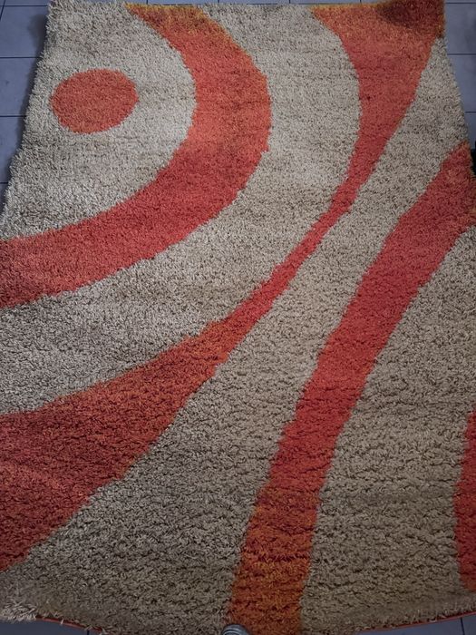 Dywan w kolorwch pomarańczowym i żółtym